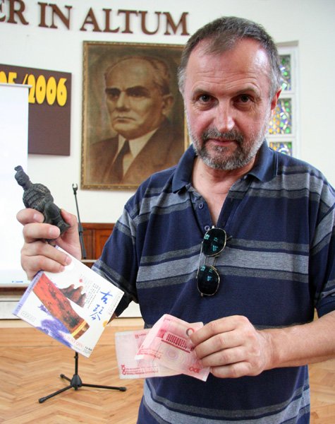Stanisław Dąbrowski z pamiątkami z Chin. Wkrótce na naszych łamach przedstawimy wakacyjny cykl podróżniczy jego autorstwa.