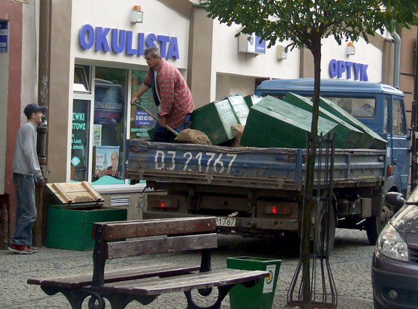 We wtorek ustawiano skrzynie z piaskiem przy ulicy 1 Maja.