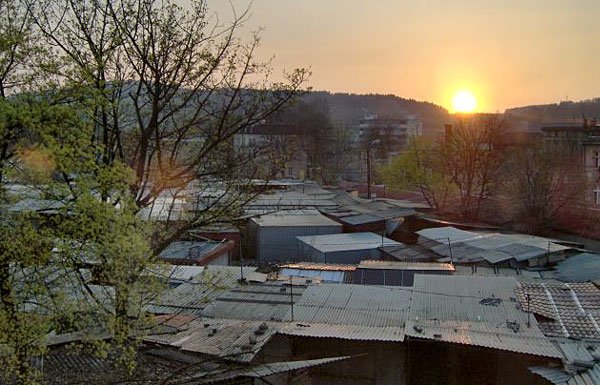 Szpecące centrum miasta prowizoryczne dachy nad straganami mają być usunięte.