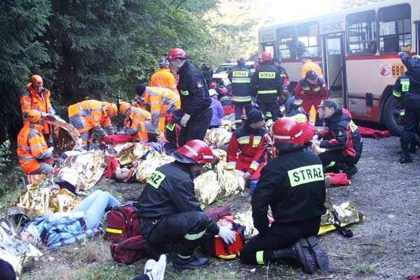 wypadek-autobusu-i-kilku-aut-ponad-50-osob-poszkodowanych-na-szczescie-to-cwiczenia-foto-42509