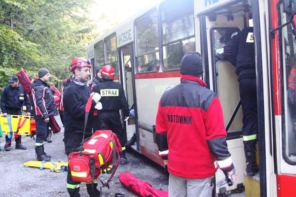 wypadek-autobusu-i-kilku-aut-ponad-50-osob-poszkodowanych-na-szczescie-to-cwiczenia-foto-42509