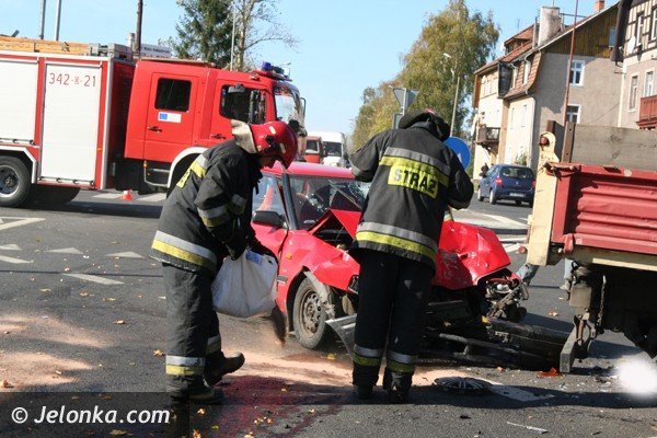 dwie-osoby-w-szpitalu-po-zderzeniu-na-skrzyzowaniu-alei-solidarnosci-i-ul-wincentego-pola-foto-42511