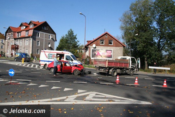 dwie-osoby-w-szpitalu-po-zderzeniu-na-skrzyzowaniu-alei-solidarnosci-i-ul-wincentego-pola-foto-42511