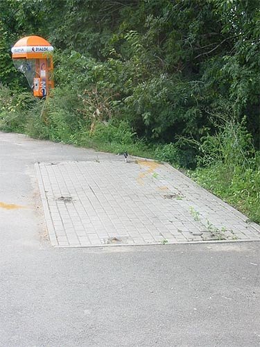 Pęknięcia w pasie ruchu.