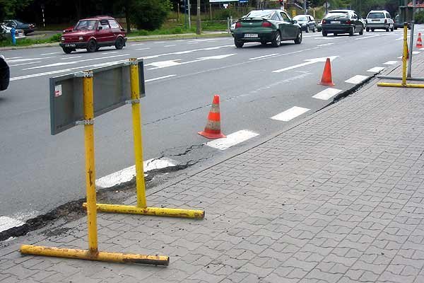 Nowe miejsce przystanku (stoi autobus).