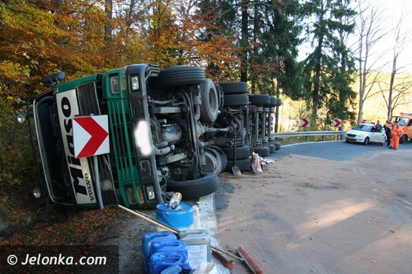 ciezarowka-z-weglem-wywrocia-sie-na-trojce-droga-do-jakuszyc-zablokowana-foto-42613