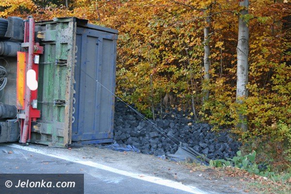 ciezarowka-z-weglem-wywrocia-sie-na-trojce-droga-do-jakuszyc-zablokowana-foto-42613