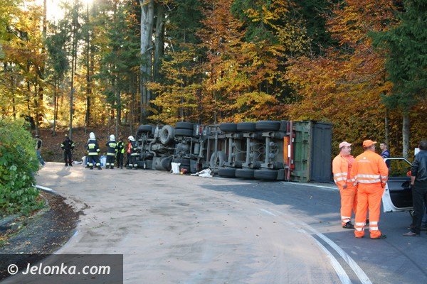 ciezarowka-z-weglem-wywrocia-sie-na-trojce-droga-do-jakuszyc-zablokowana-foto-42613