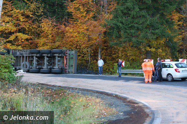 ciezarowka-z-weglem-wywrocia-sie-na-trojce-droga-do-jakuszyc-zablokowana-foto-42613