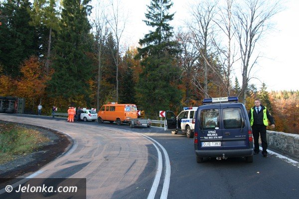 ciezarowka-z-weglem-wywrocia-sie-na-trojce-droga-do-jakuszyc-zablokowana-foto-42613
