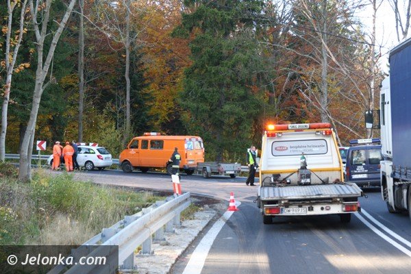 ciezarowka-z-weglem-wywrocia-sie-na-trojce-droga-do-jakuszyc-zablokowana-foto-42613