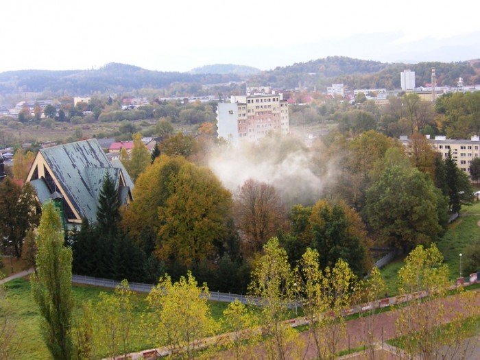 na-terenie-parafii-sw-wojciecha-kolejny-raz-ktos-pali-liscie-42626