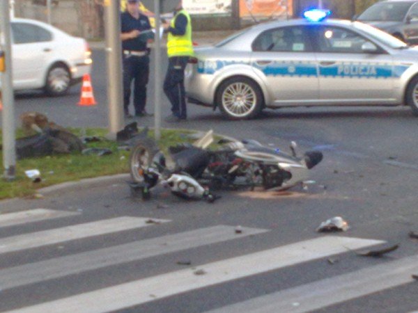 zderzyy-sie-dwa-samochody-i-motorowerzysta-na-skrzyzowaniu-alei-jana-pawa-ii-i-ul-grunwaldzkiej-foto-42652