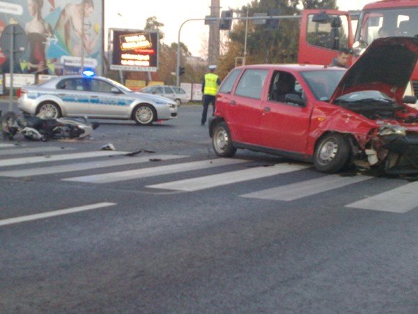 zderzyy-sie-dwa-samochody-i-motorowerzysta-na-skrzyzowaniu-alei-jana-pawa-ii-i-ul-grunwaldzkiej-foto-42652