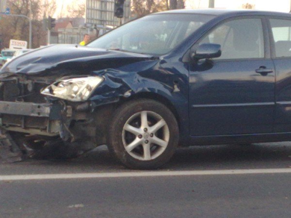 zderzyy-sie-dwa-samochody-i-motorowerzysta-na-skrzyzowaniu-alei-jana-pawa-ii-i-ul-grunwaldzkiej-foto-42652