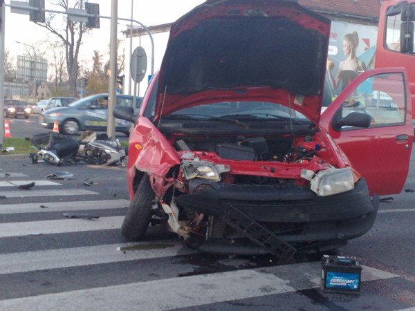 zderzyy-sie-dwa-samochody-i-motorowerzysta-na-skrzyzowaniu-alei-jana-pawa-ii-i-ul-grunwaldzkiej-foto-42652