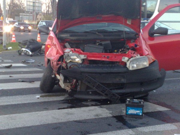 zderzyy-sie-dwa-samochody-i-motorowerzysta-na-skrzyzowaniu-alei-jana-pawa-ii-i-ul-grunwaldzkiej-foto-42652