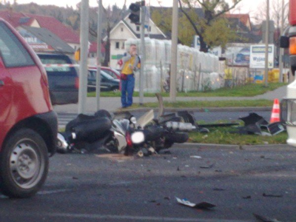 zderzyy-sie-dwa-samochody-i-motorowerzysta-na-skrzyzowaniu-alei-jana-pawa-ii-i-ul-grunwaldzkiej-foto-42652