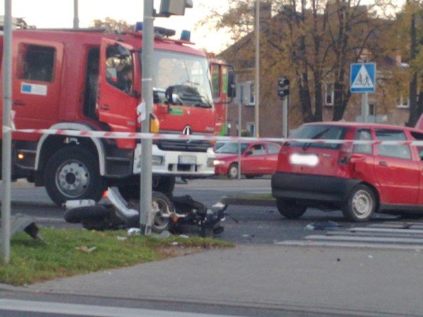 zderzyy-sie-dwa-samochody-i-motorowerzysta-na-skrzyzowaniu-alei-jana-pawa-ii-i-ul-grunwaldzkiej-foto-42652