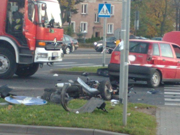 zderzyy-sie-dwa-samochody-i-motorowerzysta-na-skrzyzowaniu-alei-jana-pawa-ii-i-ul-grunwaldzkiej-foto-42652