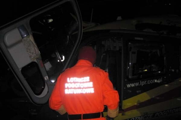 smigowiec-lotniczego-pogotowia-ratunkowego-wyladowa-w-starej-kamienicy-foto-42789