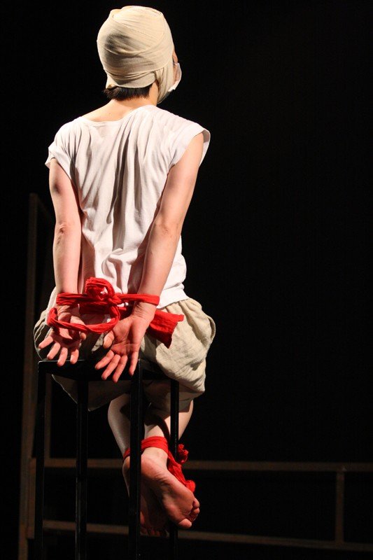 japonski-teatr-ekspresji-o-wadzy-przemocy-sprawiedliwosci-foto-42797