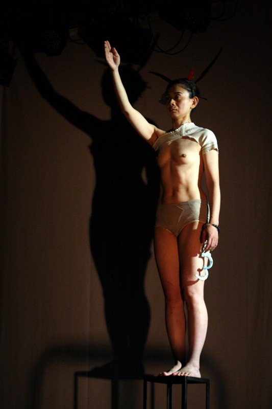 japonski-teatr-ekspresji-o-wadzy-przemocy-sprawiedliwosci-foto-42797