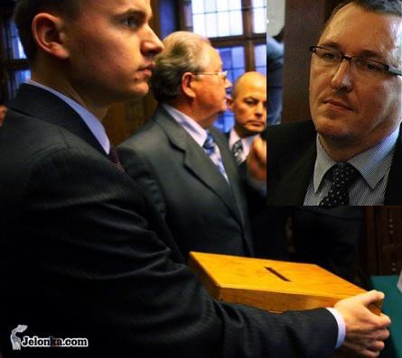 Na przewodniczącego komisji zgłosili się Oliwer Kubicki (PiS) i Leszek Wrotniewski (PO). Otrzymali taką samą liczbę głosów.
