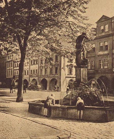 Jesienny jarmark w Rynku w latach 30. ubiegłego stulecia.