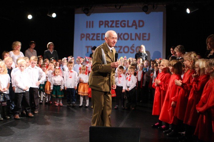 przedszkolaki-spiewajaco-i-tanecznie-o-miosci-do-ojczyzny-foto-42948