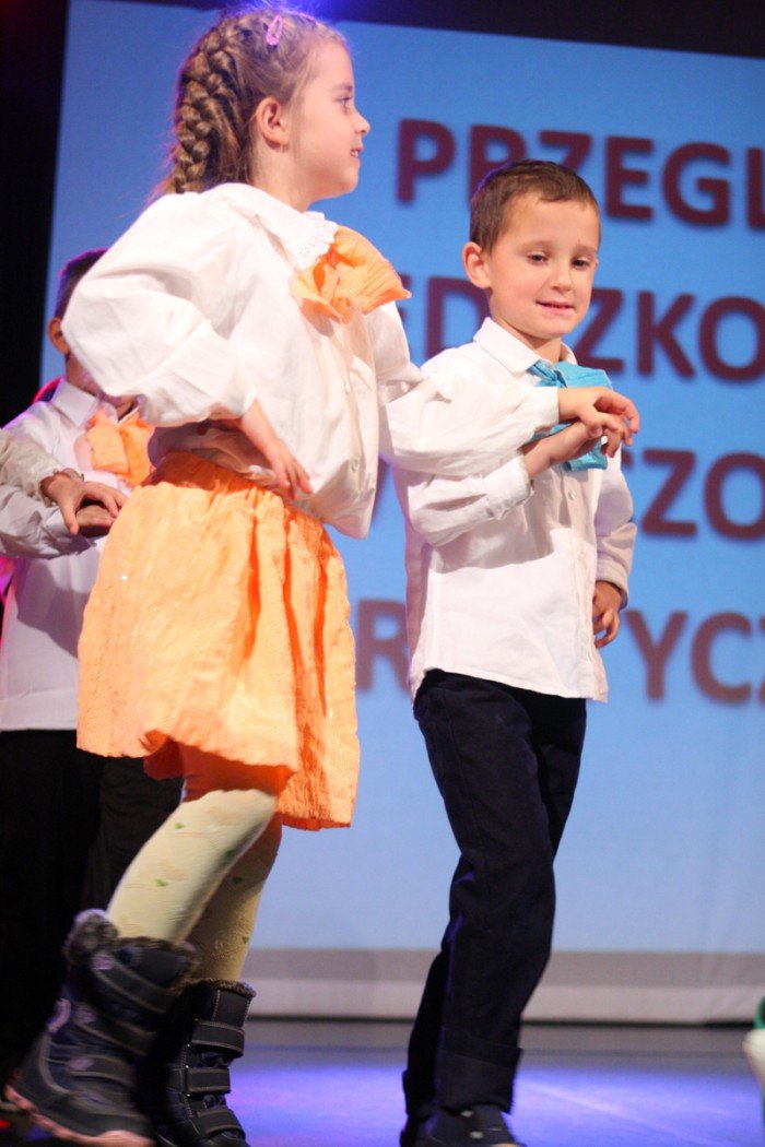 przedszkolaki-spiewajaco-i-tanecznie-o-miosci-do-ojczyzny-foto-42948
