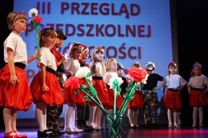 przedszkolaki-spiewajaco-i-tanecznie-o-miosci-do-ojczyzny-foto-42948