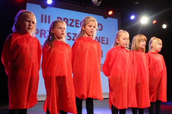 przedszkolaki-spiewajaco-i-tanecznie-o-miosci-do-ojczyzny-foto-42948