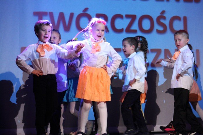 przedszkolaki-spiewajaco-i-tanecznie-o-miosci-do-ojczyzny-foto-42948