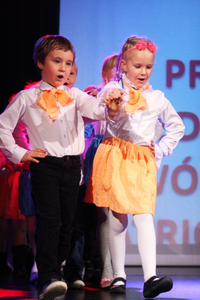 przedszkolaki-spiewajaco-i-tanecznie-o-miosci-do-ojczyzny-foto-42948