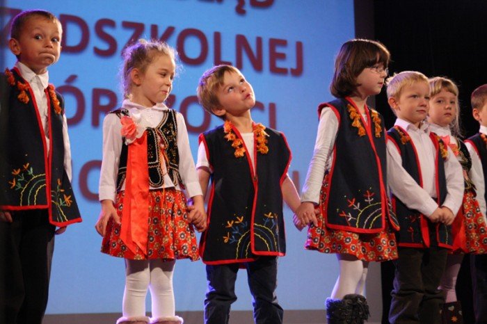 przedszkolaki-spiewajaco-i-tanecznie-o-miosci-do-ojczyzny-foto-42948