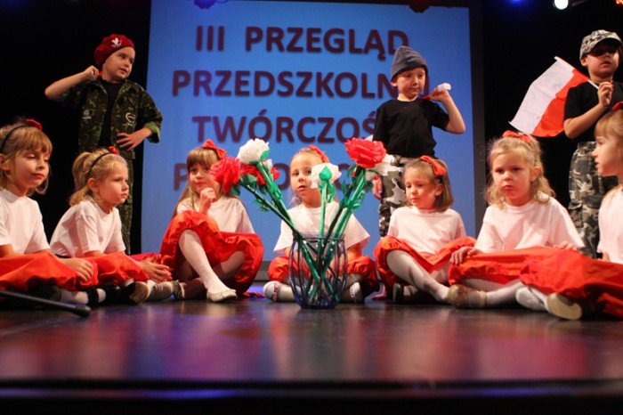 przedszkolaki-spiewajaco-i-tanecznie-o-miosci-do-ojczyzny-foto-42948