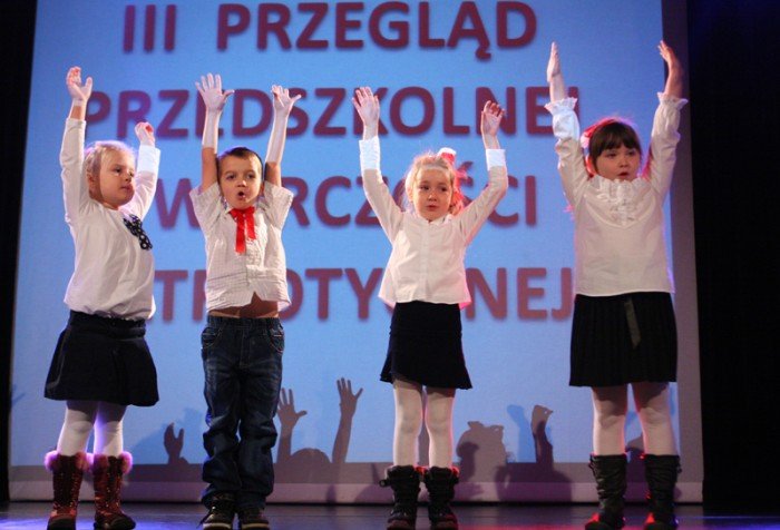 przedszkolaki-spiewajaco-i-tanecznie-o-miosci-do-ojczyzny-foto-42948