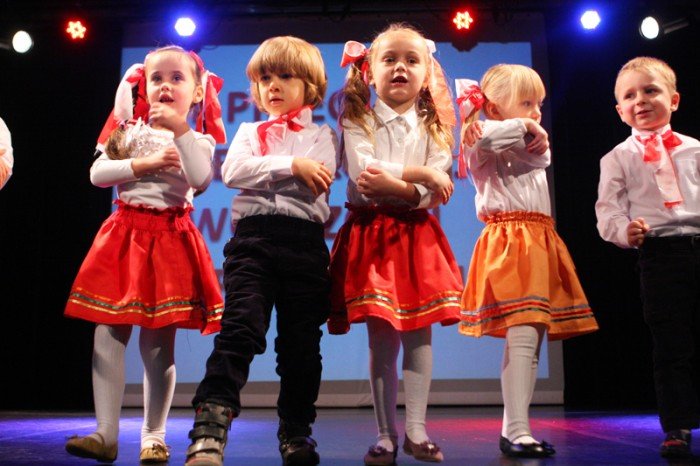 przedszkolaki-spiewajaco-i-tanecznie-o-miosci-do-ojczyzny-foto-42948