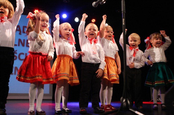 przedszkolaki-spiewajaco-i-tanecznie-o-miosci-do-ojczyzny-foto-42948