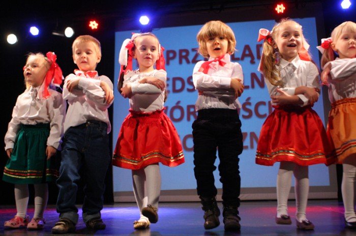 przedszkolaki-spiewajaco-i-tanecznie-o-miosci-do-ojczyzny-foto-42948