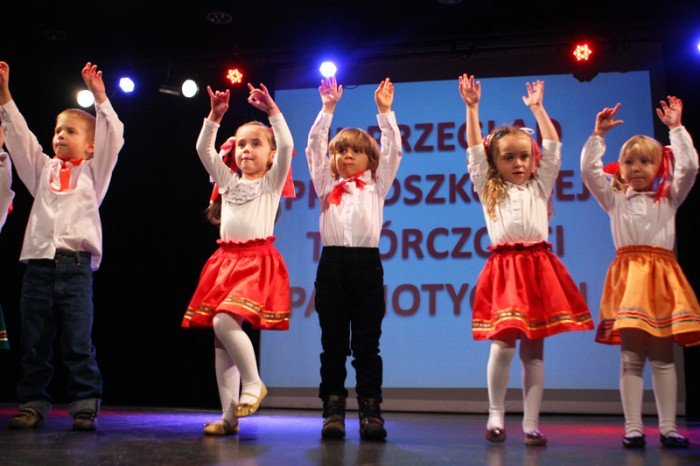 przedszkolaki-spiewajaco-i-tanecznie-o-miosci-do-ojczyzny-foto-42948