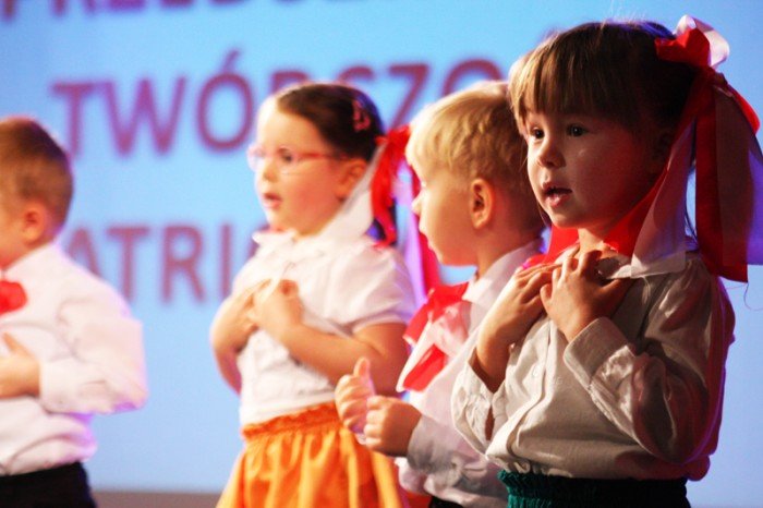 przedszkolaki-spiewajaco-i-tanecznie-o-miosci-do-ojczyzny-foto-42948