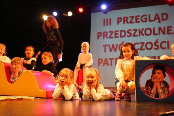 przedszkolaki-spiewajaco-i-tanecznie-o-miosci-do-ojczyzny-foto-42948