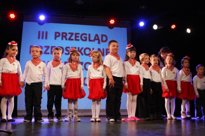 przedszkolaki-spiewajaco-i-tanecznie-o-miosci-do-ojczyzny-foto-42948