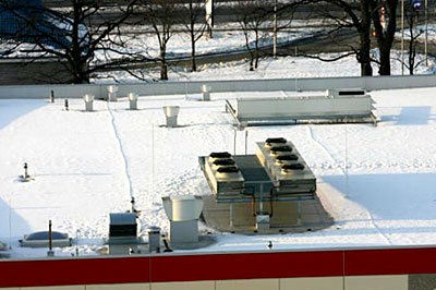 Choć niebezpieczeństwa dla kupujących nie ma, dach tego sklepu ma być odśnieżony.