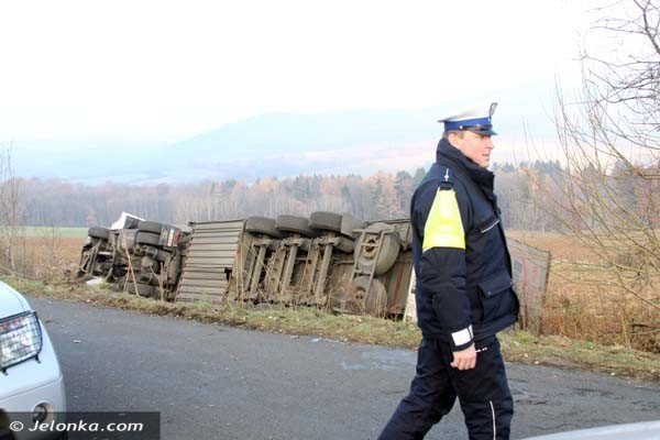 na-drodze-z-poszczynki-do-czernicy-wywrocia-sie-ciezarowka-foto-43184