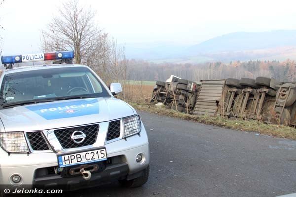 na-drodze-z-poszczynki-do-czernicy-wywrocia-sie-ciezarowka-foto-43184