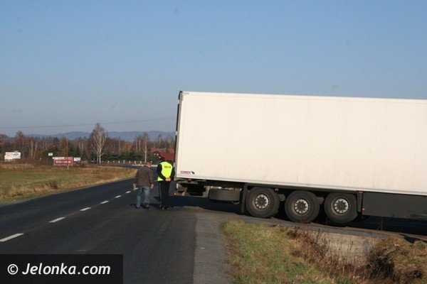 kierowca-audi-uderzy-w-tira-na-trasie-do-karpacza-foto-43228