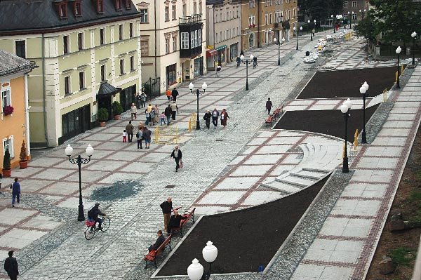 Ozdoby nawierzchni placu warto oglądać z wyższej perspektywy. Czy nowy